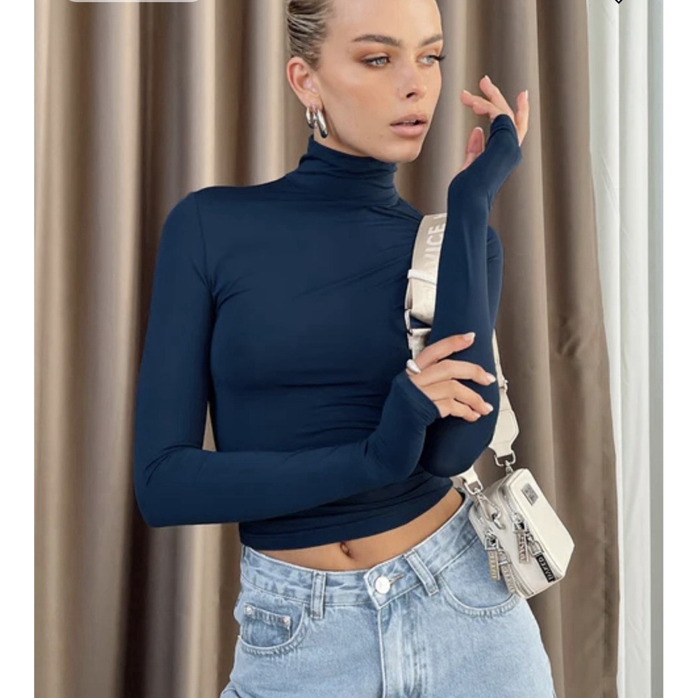 Princess Polly Navy Long Sleeve Turtleneck Top Soft Fit Sz 2 MSRP $46 Thumbholes - Picture 2 of 12
